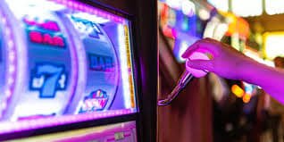 ace365 bet স্পোর্টস বিভাগে মোবাইলে ফুটবল ম্যাচের অডস দেখছেন একজন বাংলাদেশি ব্যবহারকারী